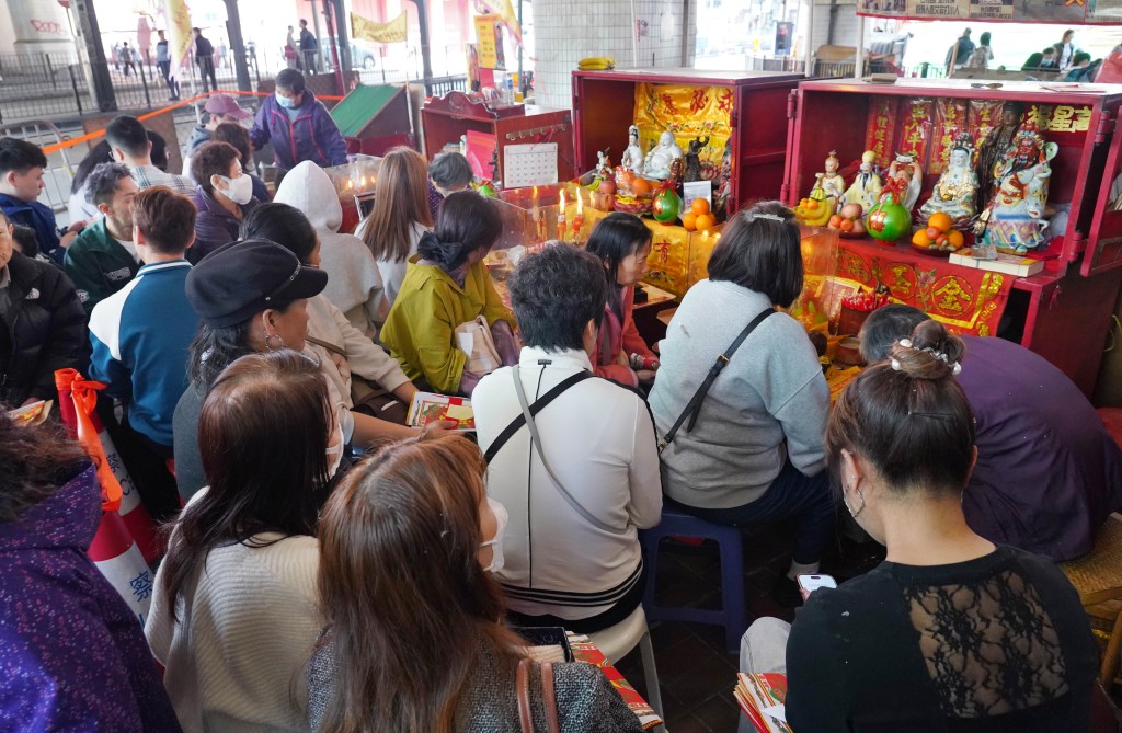 驚蟄｜鵝頸橋「打小人」現人潮內地客初體驗讚有趣排句鐘求轉運：出年仲想嚟!