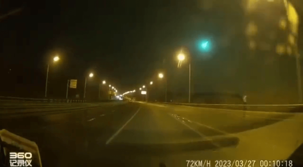 在北京，有行车纪录仪拍下火流星，爆发闪光。