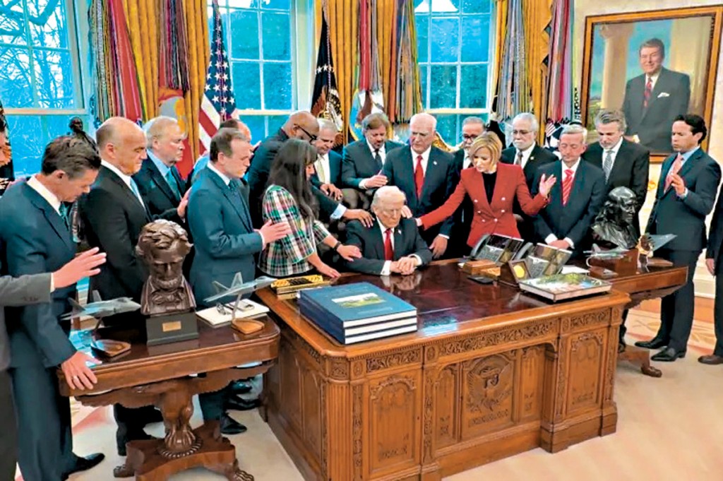 20位福音派宗教領袖聚集白宮橢圓形辦公室，圍繞着特朗普為他祈禱，祈求美國在對伊朗戰事中取勝。