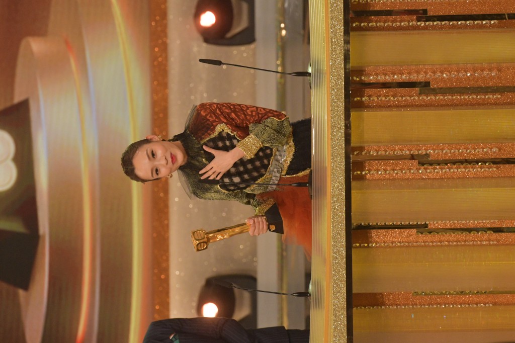 李佳芯凭《爱美丽狂想曲》获颁《万千星辉颁奖典礼2021》「最受欢迎电视女角色」。