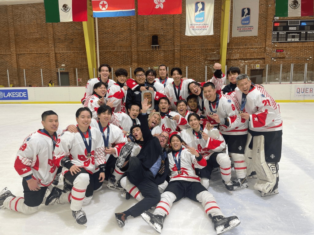 中國香港冰球隊早前在2025世錦賽(IIIB)摘下銅牌 Hong Kong China Team。公關圖片 中國香港冰球隊早前在2025世錦賽(IIIB)摘下銅牌 Hong Kong China Team。公關圖片
