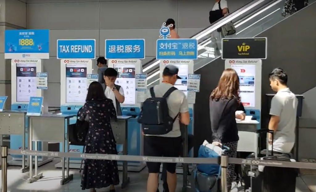 南韓明年起將旅客退稅上限提升一倍。影片截圖
