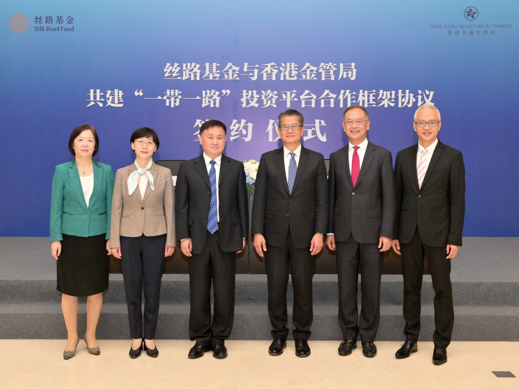上周四財政司司長陳茂波在北京見證香港金融管理局與絲路基金簽訂共建「一帶一路」投資平台合作框架協議。陳茂波網誌