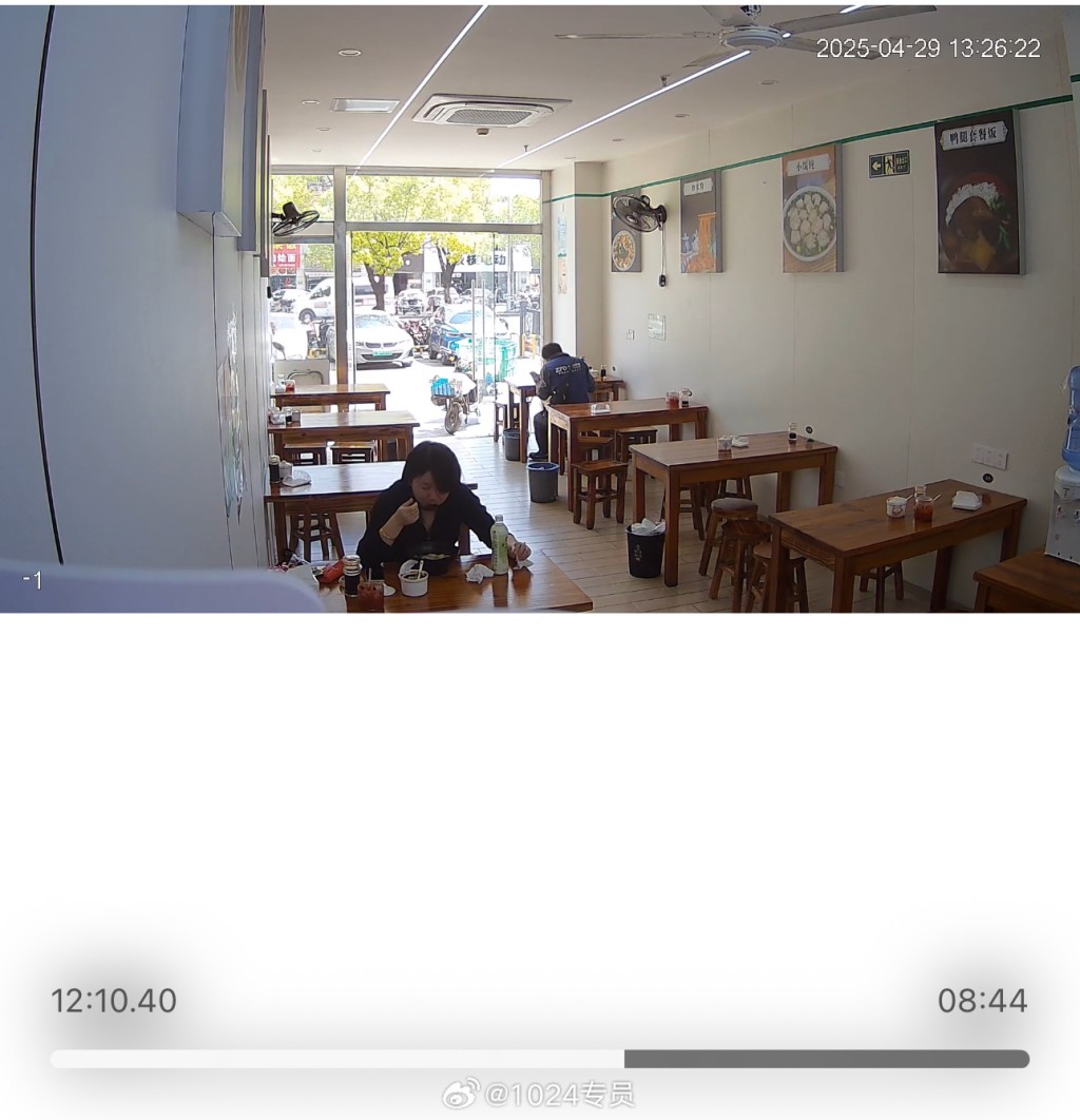 上海缺德女將污穢紙巾塞入店家的辣椒油瓶內,遭網民起底。微博@1024專員 上海缺德女將污穢紙巾塞入店家的辣椒油瓶內,遭網民起底。微博@1024專員