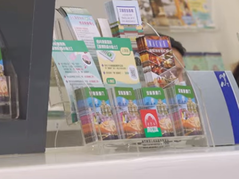 澳門旅遊局印製多款宣傳單張，提醒旅客注意防疫。