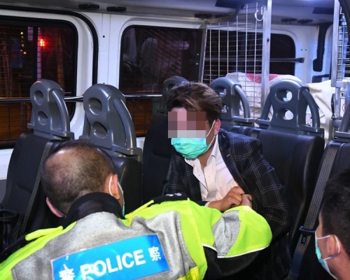 司機涉醉駕被帶返警署調查。