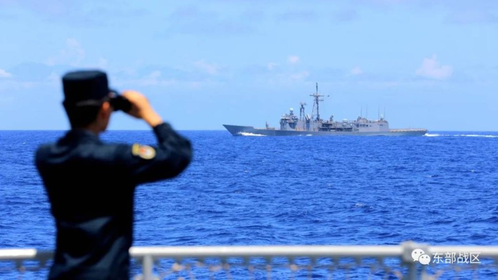 東部戰區海軍安陽艦戰士正在瞭望取證。央視