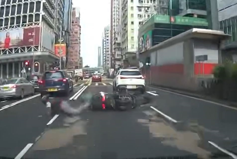 電單車人倒地。fb香港突發事故報料區影片截圖