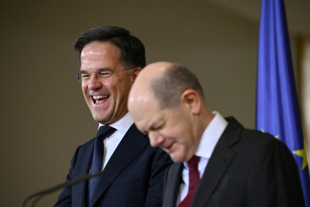 德國總理朔爾茨（右）支持呂特出任北約下任秘書長。路透社