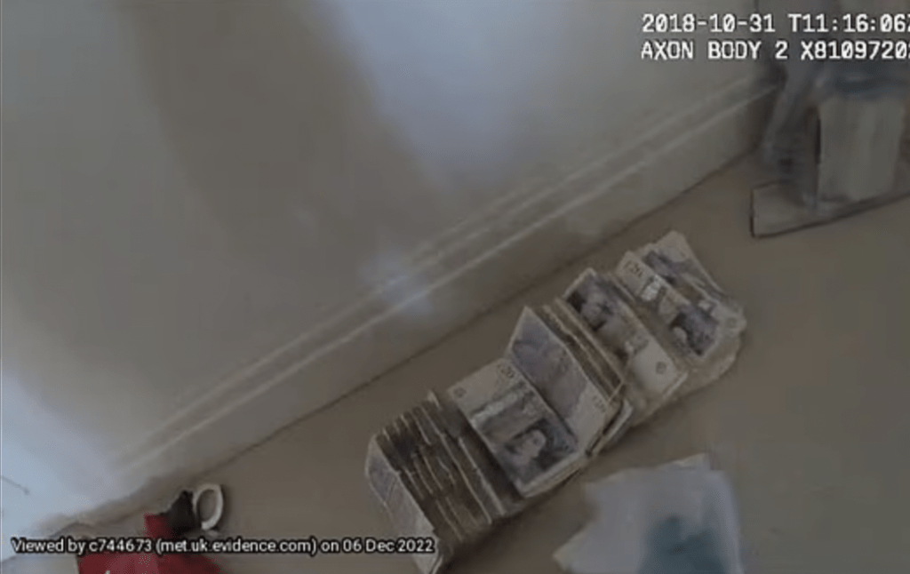 英國警方在錢家中搜出大量英鎊。