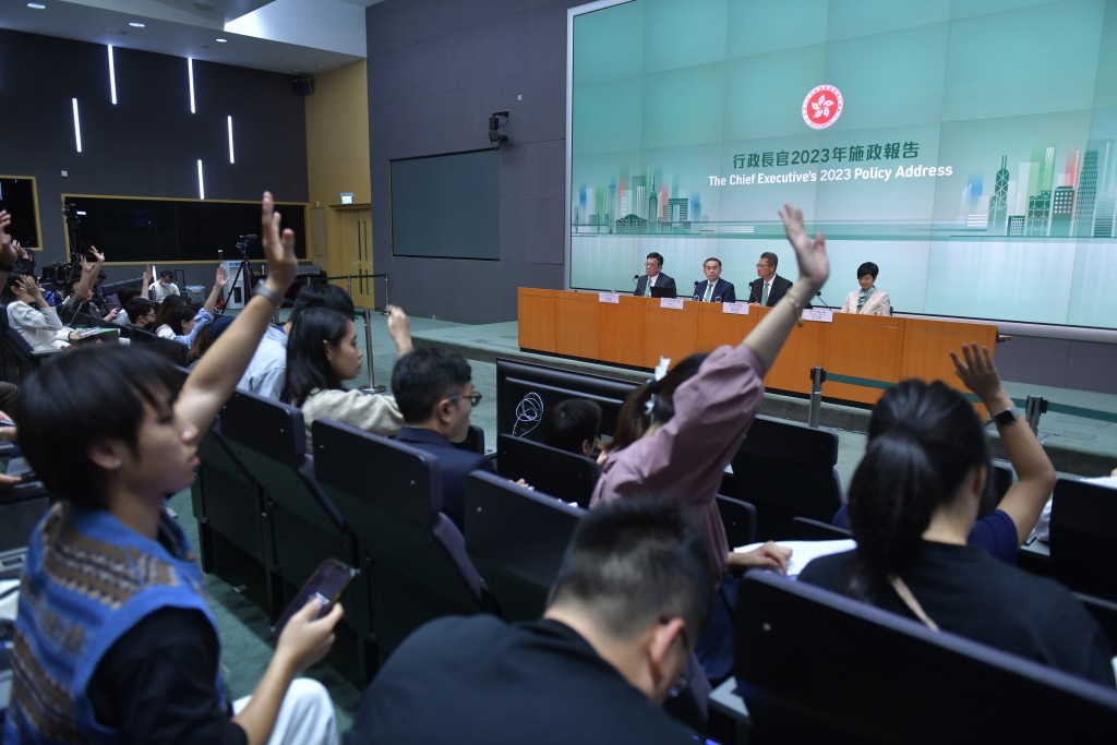 陈茂波认为只要把优势产业做大做强，聚焦培育具潜力新产业，定能为香港提供持续的增长动能。资料图片