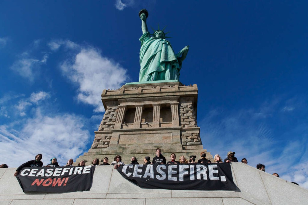 數百名猶太活躍分子在紐約自由女神像前舉行和平示威，要求以色列停火。網上圖片