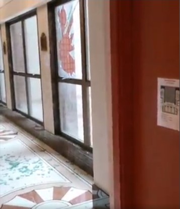由森美分享的影片可見，其寓所窗戶玻璃碎裂。