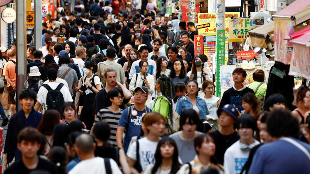 中日兩國關係惡化對經濟投下的陰影正在加深，中國遊客數量大減。路透社