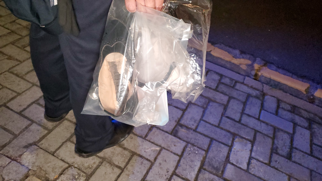 警方檢走皮鞋等證物。