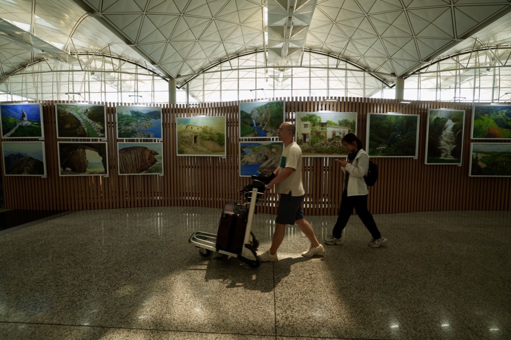  是次展览精选香港艺术家江啓明的20多幅水彩画作，涵盖1987年至2023年的作品（摄：刘骏轩）