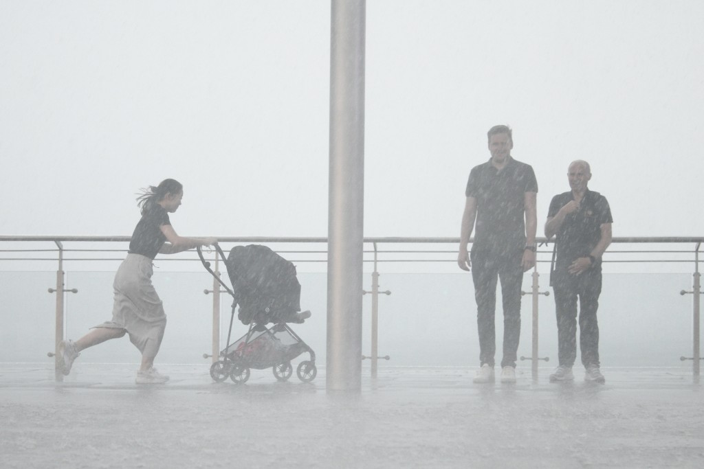 天文台一度發出黃色暴雨警告。