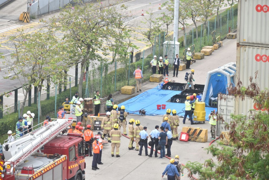 逾百名警員及消防人員下午到葵涌一號貨櫃碼頭,模擬有化學氣體洩漏。楊偉亨攝