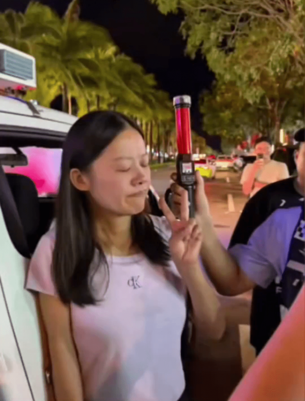 女子倒車撞勞斯萊斯,涉醉駕。 女子倒車撞勞斯萊斯,涉醉駕。