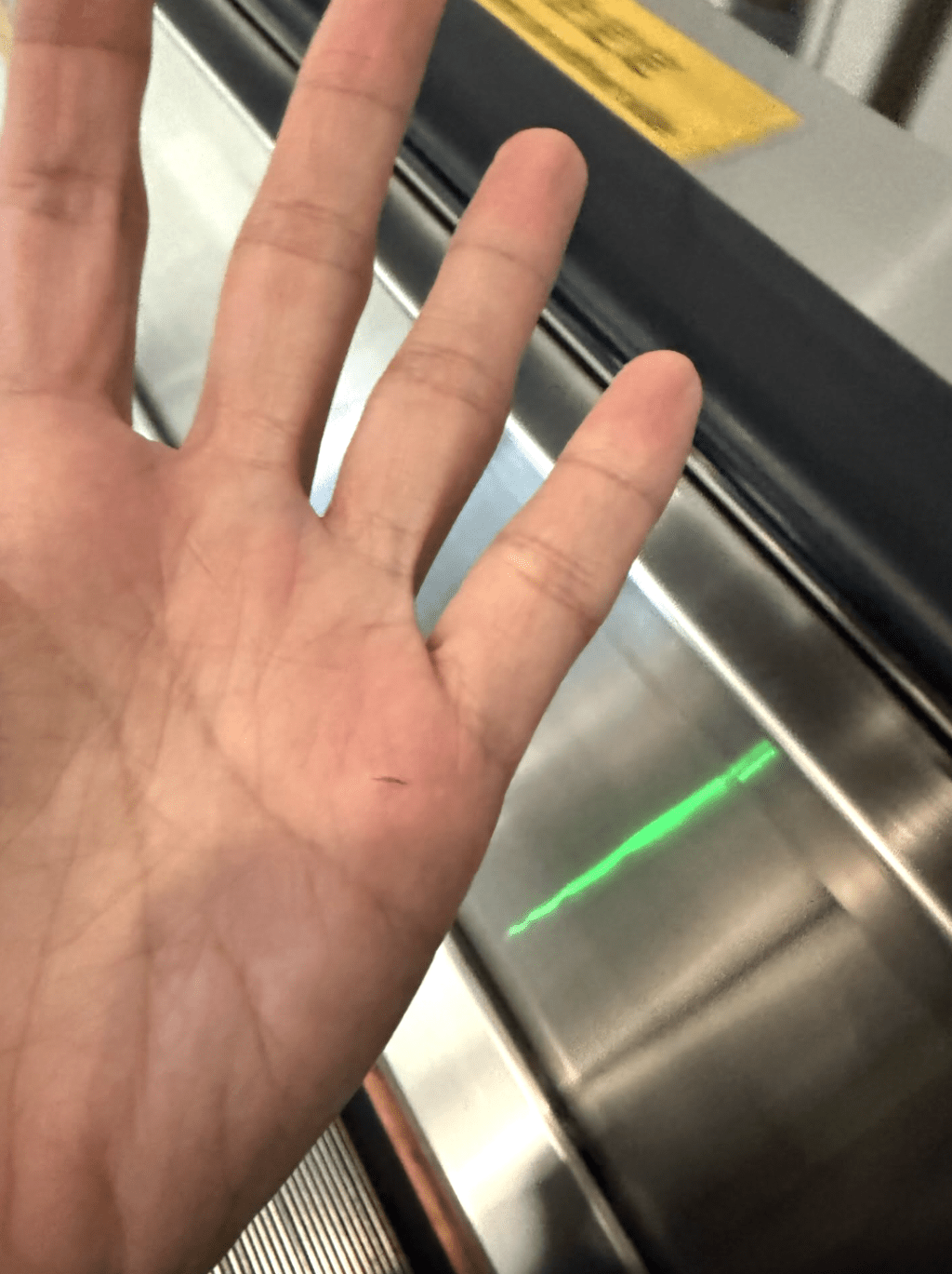 照片可見,事主的左手手掌近尾指位置遭輕微割傷,留有一道微小血痕。Threads@lovewvtl 照片可見,事主的左手手掌近尾指位置遭輕微割傷,留有一道微小血痕。Threads@lovewvtl