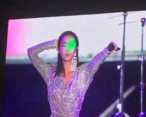蔡依林昨晚在北京麥田音樂節演出，期間被台下不明人士以激光筆照射眼睛。微博圖片