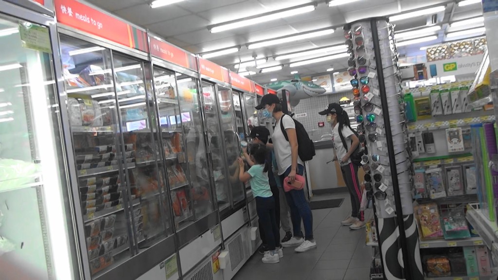 結果Aimee帶仔女去便利店揀較健康的乳酪。