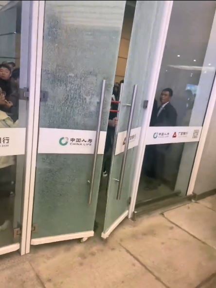 杭州南站險釀人踩人事故，有旅客撞破被鎖玻璃門自救。