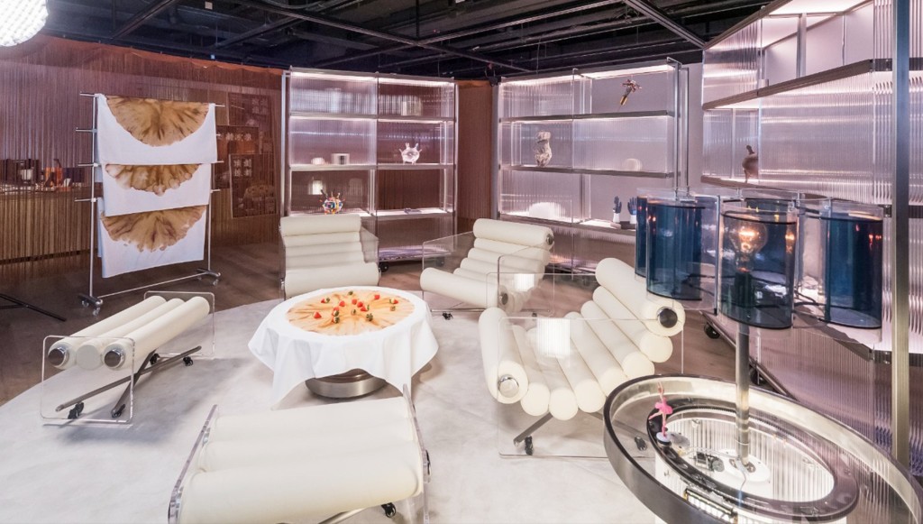 展覽「對談間」將HK Tech 300一間專研「智慧食品標籤」的初創產品,轉化為桌布展出。 展覽「對談間」將HK Tech 300一間專研「智慧食品標籤」的初創產品,轉化為桌布展出。