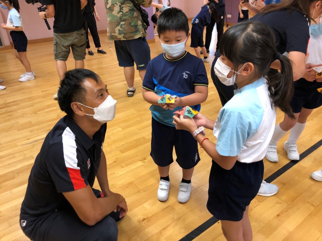 鄧漢昇教導小學生玩經典小遊戲「郁吓啦東南西北」。相片由公關提供