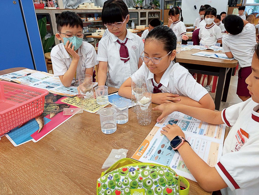 在科学室进行实验，培养科学精神