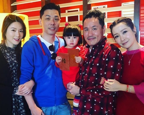 關心妍一家三口與陸漢洋苟芸慧合照。圖片:關心妍IG