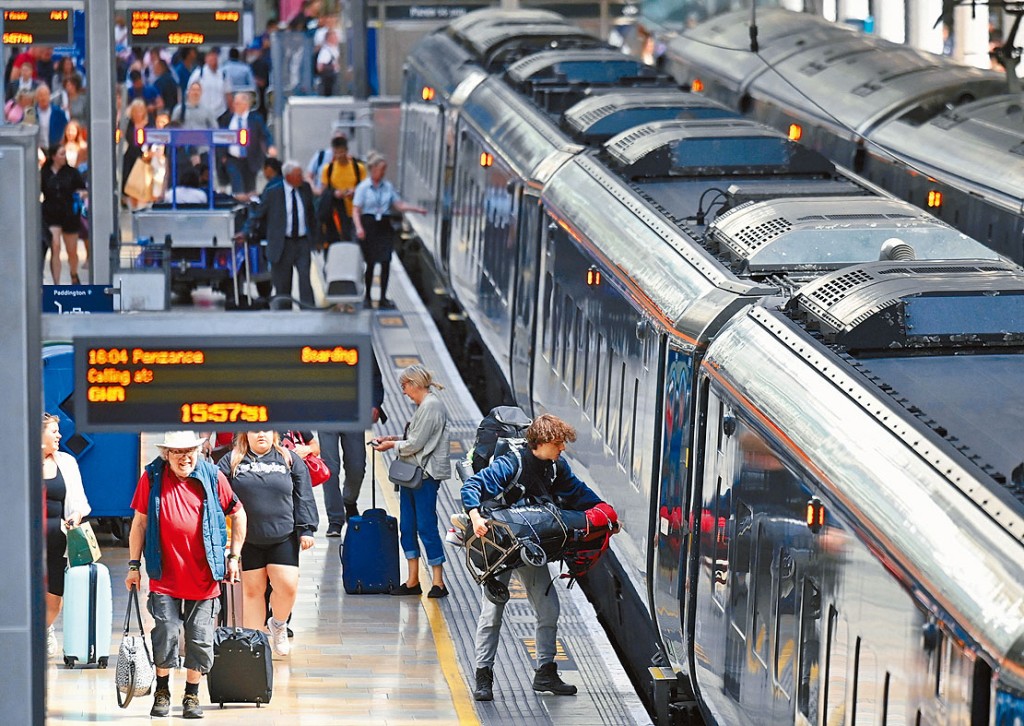 英國鐵路工人六月大罷工前夕，倫敦帕丁頓車站趕搭列車的人群。