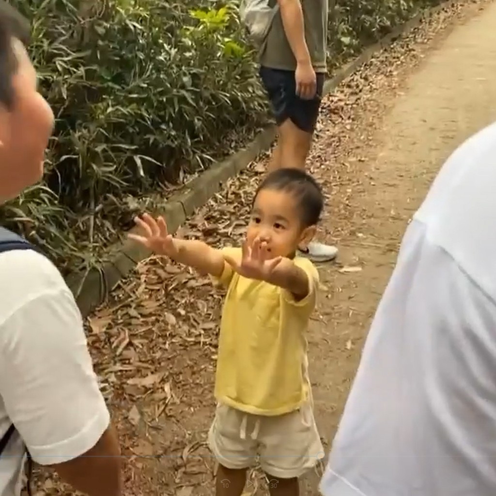 伯伯帶領眾人跑山路,之後又伸手示意大家停低,相當搞笑。