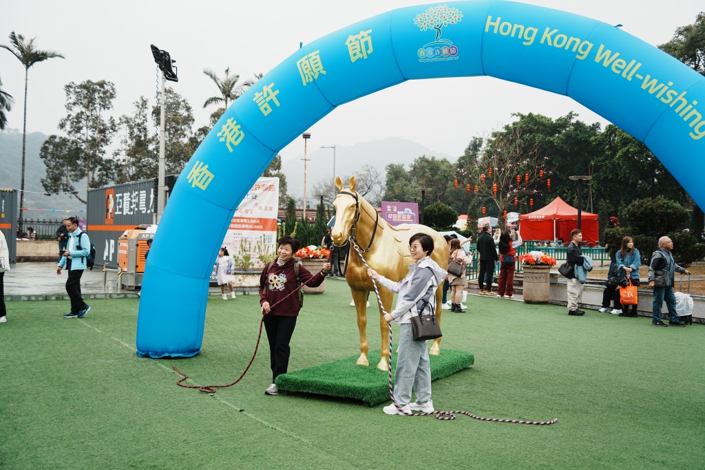市民在場內賽馬會的「拉頭馬」佈景拍照。