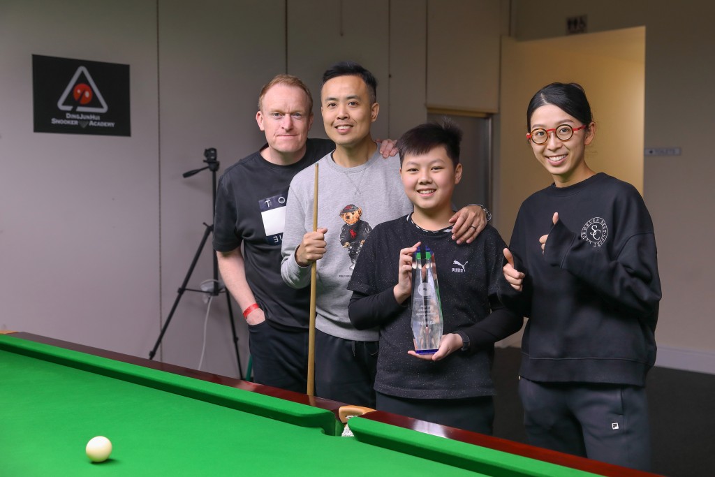 ■在英國為World Championship外圍賽備戰的傅家俊、吳安儀剛巧在桌球室練習,同時向廖予生道賀。(照片由受訪者提供) ■在英國為World Championship外圍賽備戰的傅家俊、吳安儀剛巧在桌球室練習,同時向廖予生道賀。(照片由受訪者提供)