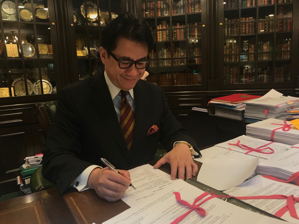大律師陸偉雄。