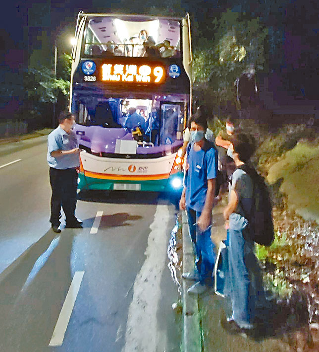 新巴車長停車了解事件。
