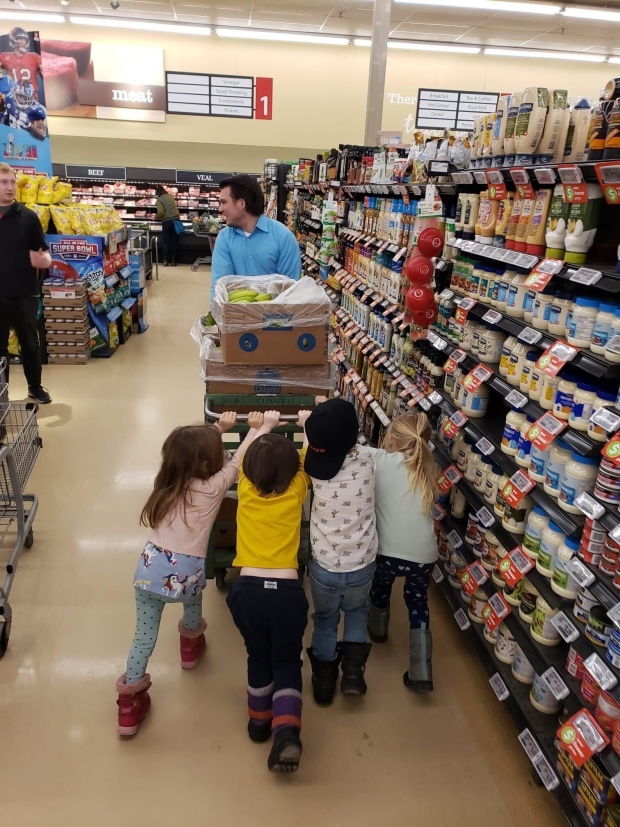 店员热心介绍超市运作。 网上图片