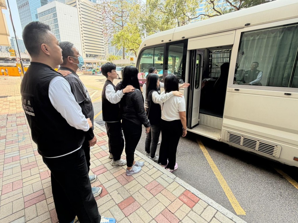 被捕人士帶署調查。