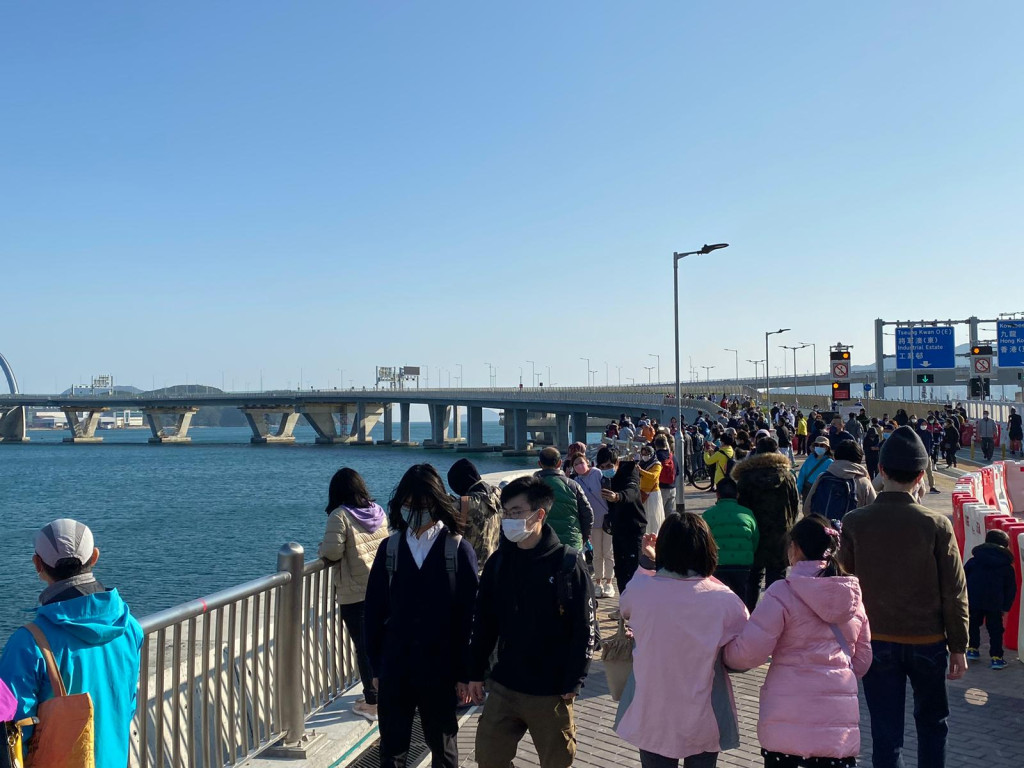 多名市民专程趁初三「赤口」到将军澳跨湾大桥欣赏景色、散步及踩单车。