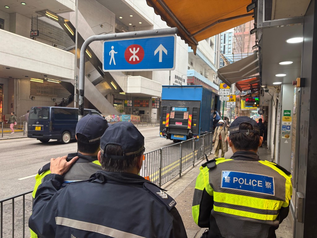 東區警區人員一連3日(2月12至14日)於北角區內多個交通黑點採取執法行動。 東區警區人員一連3日(2月12至14日)於北角區內多個交通黑點採取執法行動。