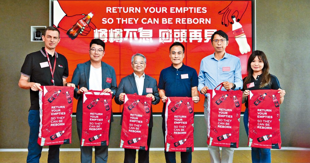 可口可樂香港日前舉行「樽樽不息 回頭再見」啟動禮，獲政府與社會各界代表支持，包括環境保護署署長徐浩光博士（左三）、立法會環境事務委員會主席劉國勳議員（左二）、立法會郭偉强議員（右三）、立法會陸頌雄議員（右二）、可口可樂公司香港及澳門區總經理李詠賢（右一）及香港太古可口可樂董事及總經理高逸才（Richard Gould）（左一）。