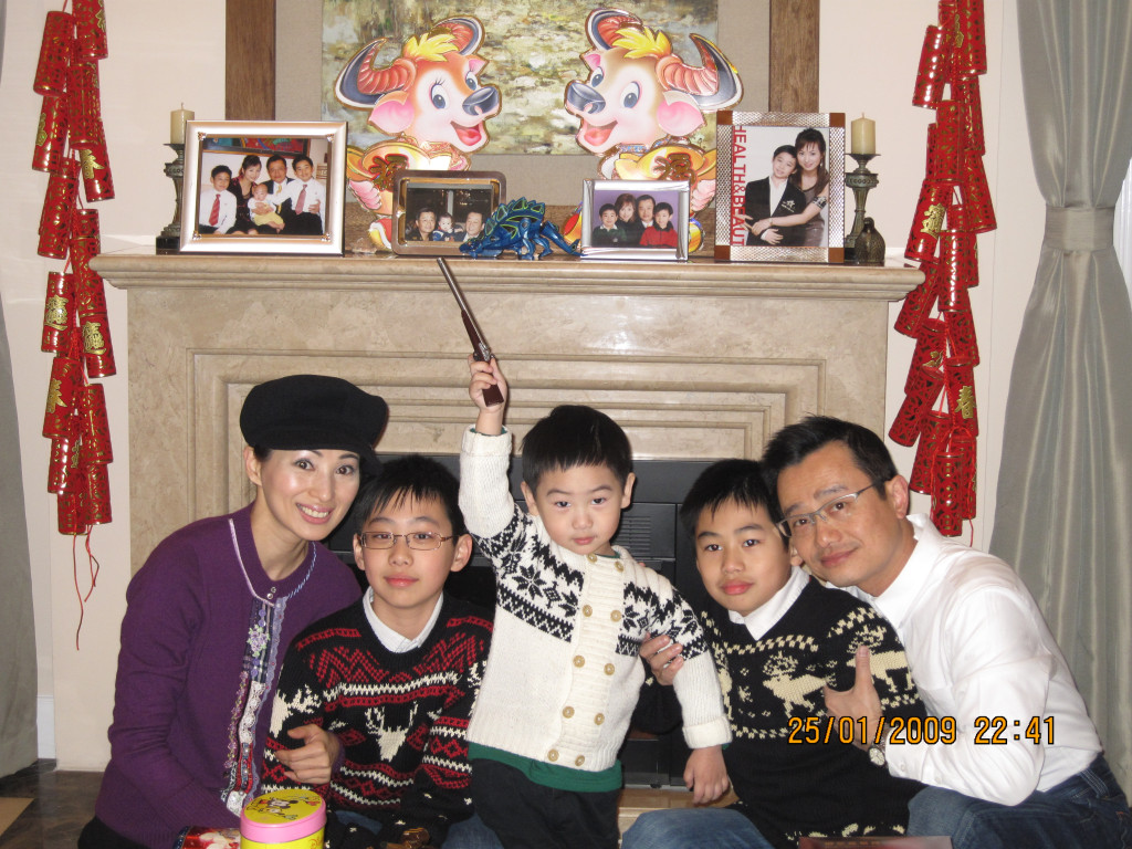 羅霖2012年宣布與劉坤銘離婚，獨力照顧三個兒子。