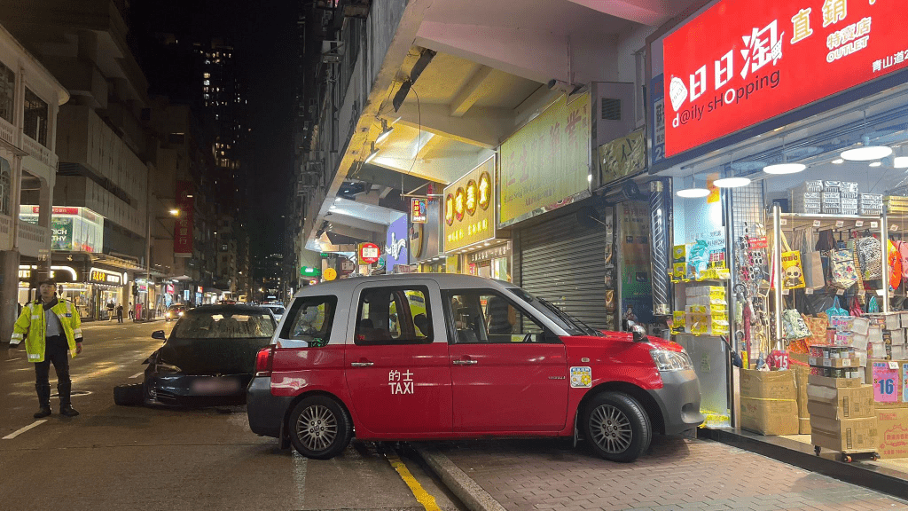 警方接报到场调查意外成因。(长沙湾街坊FB)