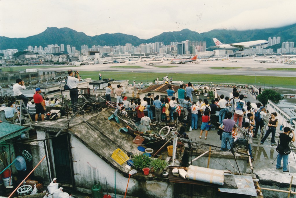 1998年7月5日、啟德機場運作最後一天、大批市民在土瓜灣天台拍攝。資料圖片