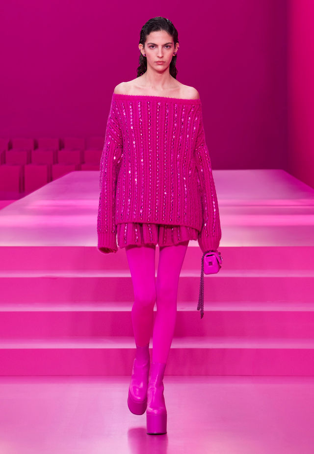 其實張栢芝所着的是Valentino Pink PP Collection今季最新款。