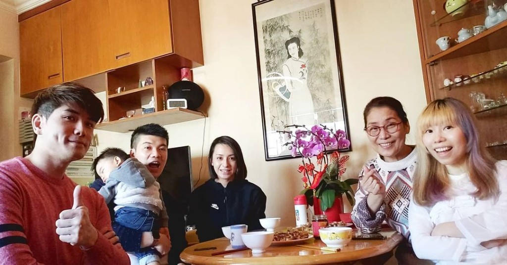伍允龍去了前輩楊盼盼家拜年兼慶祝生日。
