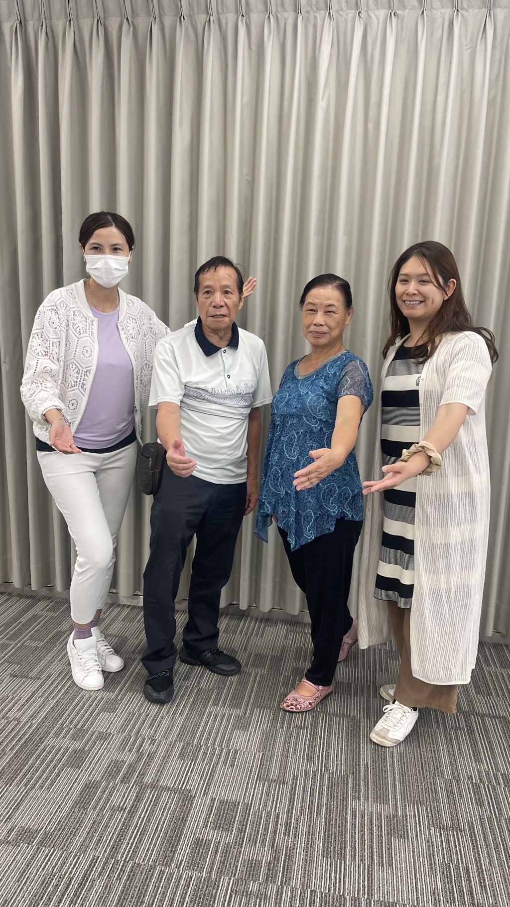 長者夫婦阿榮(左二) 和阿珊(左三)感謝導師們的細心教導「好有耐性,教得很好。我們健康好了,心情都好了。」 長者夫婦阿榮(左二) 和阿珊(左三)感謝導師們的細心教導「好有耐性,教得很好。我們健康好了,心情都好了。」