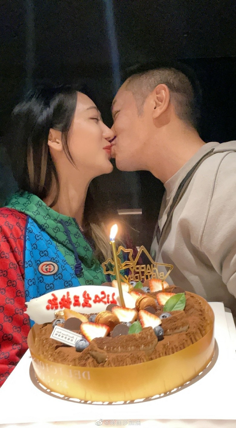 情深一吻，Lisa仲合晒眼，好陶醉。