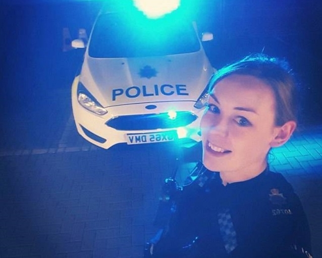 新紥師姐賓克西身穿制服,在一輛警車前自拍。